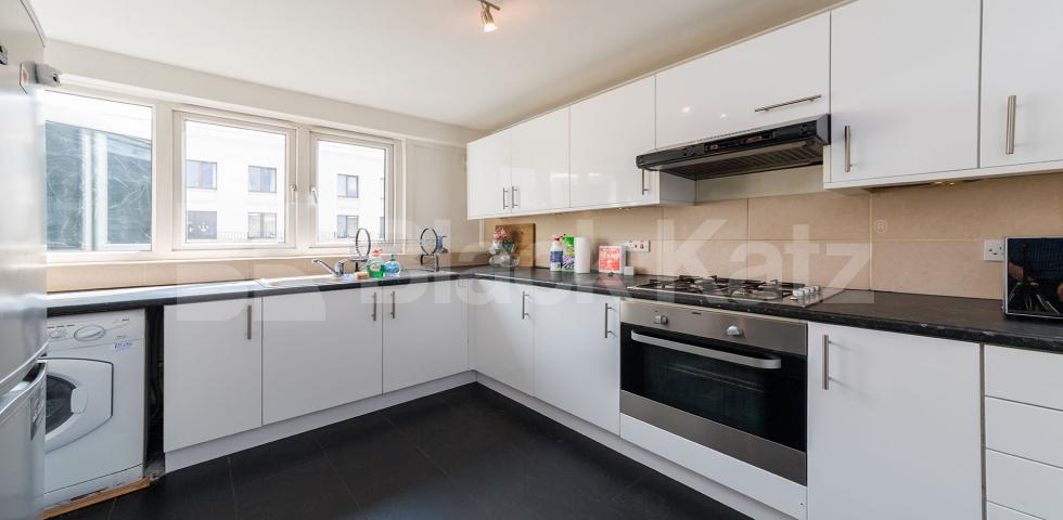 			LARGE 4 BED WITH ROOF TERRACE!, 4 Bedroom, 1 bath, 1 reception Flat			 Shalfleet Drive, Ladbroke Grove